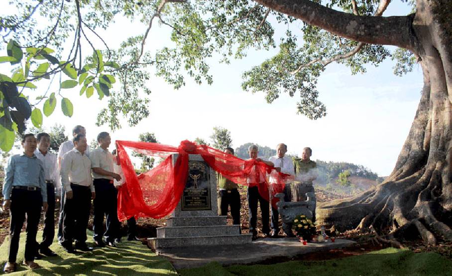 Cây[-]Đa[-]di[-]sản[-]ở[-]Thèn[-]Sin[-]thắt[-]chặt[-]tình[-]đoàn[-]kết[-]giữa[-]các[-]dân[-]tộc
